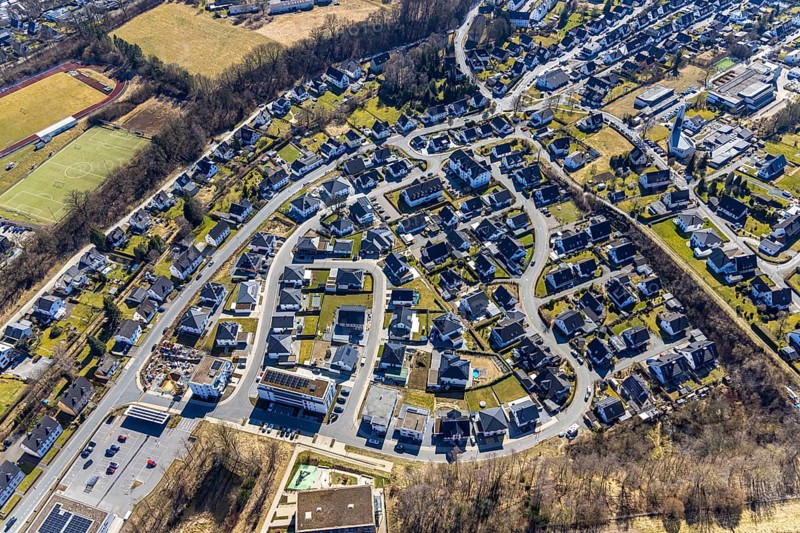 Aerial view, new development residential area local view Am Ziegeleiteich, Waldstraße, new development area Ziegelei II with AWO kindergarten in timber construction, Meschede-Stadt, Meschede, Sauerland, North Rhine-Westphalia, Germany, DE, Europe, property tax, real estate, aerial view, aerial photography, aerial photography, overview, bird's-eye view, residential complex, living and living, residential area, residential quality, residential neighbourhood, housing estate, residential area, birds-eyes view, overview