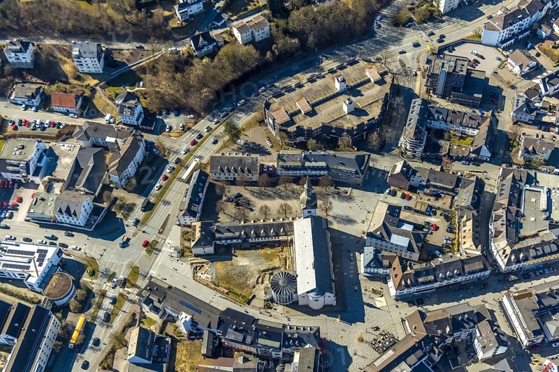 Aerial view, Stiftsplatz and St. Walburga Catholic Church, Stiftscenter car park, Meschede town, Meschede, Sauerland, North Rhine-Westphalia, Germany, place of worship, DE, Europe, religious community, place of worship, holy place, church, parish, denomination, aerial view, aerial photography, aerial photography, religion, religious site, overview, bird's-eye view, overview