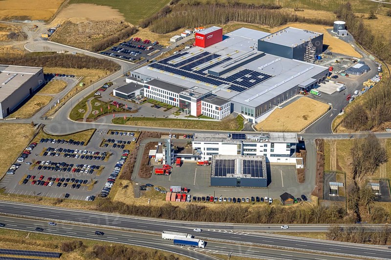 Aerial view, Enste industrial estate with citizen solar park on the A46 motorway, ITH Schraubtechnik, Enste, Meschede, Sauerland, North Rhine-Westphalia, Germany, DE, Europe, photovoltaics, commercial enterprises, commercial space, commercial area, commercial property, commercial site, commercial use, industrial area, industrial site, aerial view, aerial photography, aerial photography, photovoltaic plant, solar, solar plant, solar roof, solar energy, solar panel, solar park, solar power plant, overview, bird's-eye view, overview