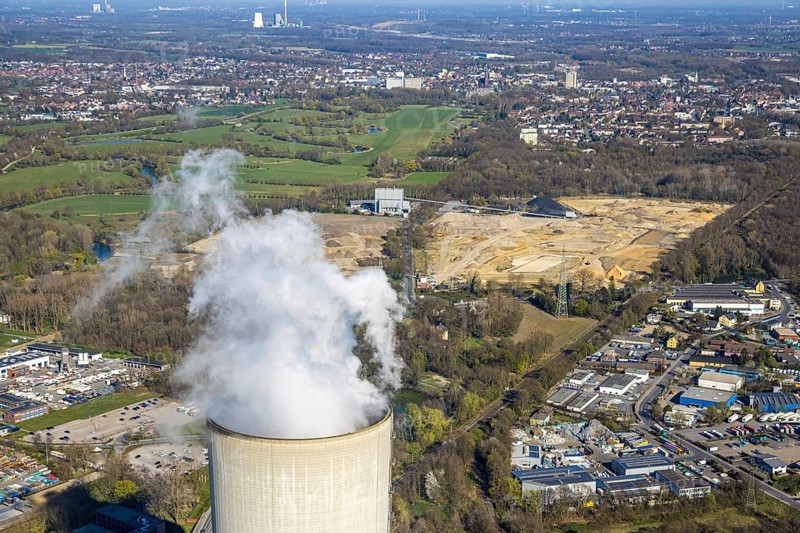 Aerial view, Trianel Kohlekraftwerk Lünen GmbH with smoking cooling tower, behind brownfield former STEAG power plant site, Lippholthausen, Lünen, Ruhr area, North Rhine-Westphalia, Germany, DE, Europe, commercial enterprises, commercial area, commercial property, commercial site, commercial use, industrial area, industrial site, power plant, cooling tower, aerial view, aerial photography, aerial photography, Münsterland, smoke, overview, bird's eye view, bird's eye view, overview