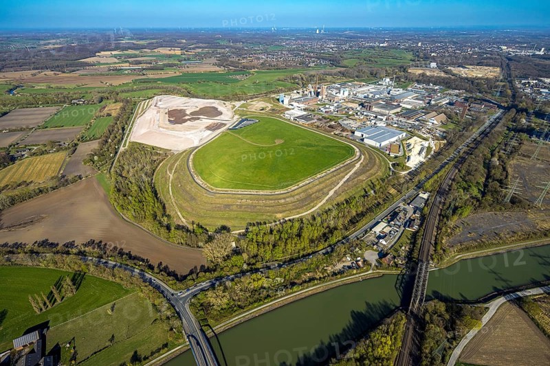 Aerial view, landfill site at Lünener Straße, Remondis Lippewerk recycling centre Waltrop, Ruhr area, North Rhine-Westphalia, Germany, DE, Europe, commercial enterprises, commercial area, commercial property, commercial site, commercial use, industrial area, industrial site, aerial photograph, aerial photography, aerial photography, Lünen, Münsterland, overview, bird's eye view, birds-eyes view, overview