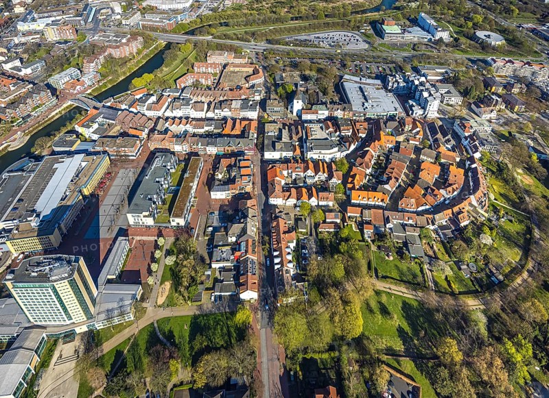 Aerial view, local view pedestrian zone Lange Straße, shopping centre at Christinentor with office high-rise buildings Am Christinentor, old town old quarter historic houses with red roofs Silberstraße, left town hall city of Lünen at the river Lippe, Lünen, Ruhr area, North Rhine-Westphalia, Germany, DE, Europe, aerial view, aerial photography, aerial photography, Münsterland, overview, bird's-eye view, birds-eyes view, overview