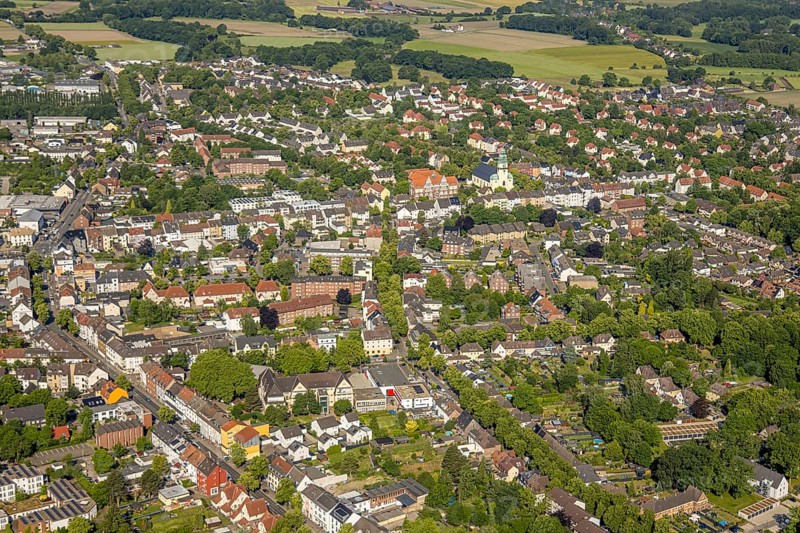 Aerial view, residential area at Königsheide and Wittekindstraße, below the secondary school ProfilSchuleLünen, above the Wittekindschule and cath. Herz Jesu KIrche, Brambauer, Lünen, Ruhr area, North Rhine-Westphalia, Germany, place of worship, education, educational institution, DE, Europe, religious community, place of worship, main school, holy place, church, parish, denomination, educational institute, aerial view, aerial photography, aerial photography, religion, religious site, school, overview, bird's-eye view, bird's-eye view, overview