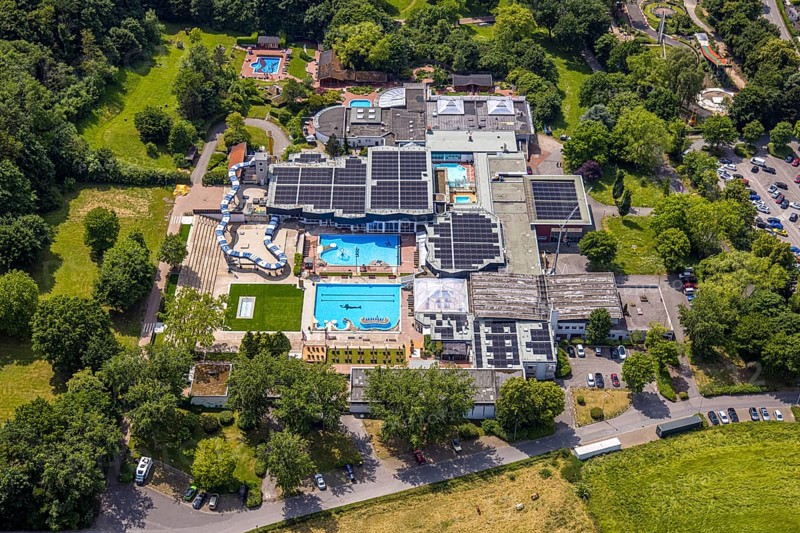 Aerial view, LAGO Die Therme, swimming pool and wellness centre with water slide, roof with solar panels, Börnig, Herne, Ruhr area, North Rhine-Westphalia, Germany, bathing establishment, bathing resort, DE, Europe, outdoor pool, leisure activities, indoor pool, aerial view, aerial photography, aerial photography, swimming pool, swimming pool, overview, bird's-eye view, overview, HernerechtsderA43