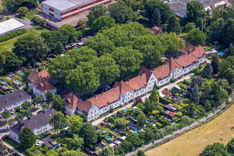 Aerial view, housing estate settlement Teutoburgia miners' settlement with group of trees in the inner courtyard, also garden city Teutoburgia, Börnig, Herne, Ruhr area, North Rhine-Westphalia, Germany, workers' houses, workers' settlement, tree avenue, tree growth, miners' settlement, mining settlement, DE, monument protection, Europe, green trees, aerial view, aerial photography, aerial photography, housing estate, overview, bird's-eye view, housing estate, colliery houses, colliery housing estate, birds-eyes view, green planting, green lung, overview, social housing, HernerechtsderA43
