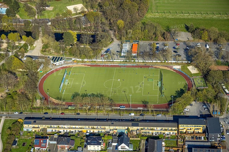 Aerial photo, football stadium and athletics stadium TuS Westfalia Wethmar e.V., training game, Nordlünen, Lünen, Ruhr area, North Rhine-Westphalia, Germany, DE, Europe, football pitch, football stadium, aerial photography, aerial photography, aerial photography, Münsterland, sports, sports facilities, sports field, sports facility, stadium, overview, bird's eye view, birds-eyes view, overview