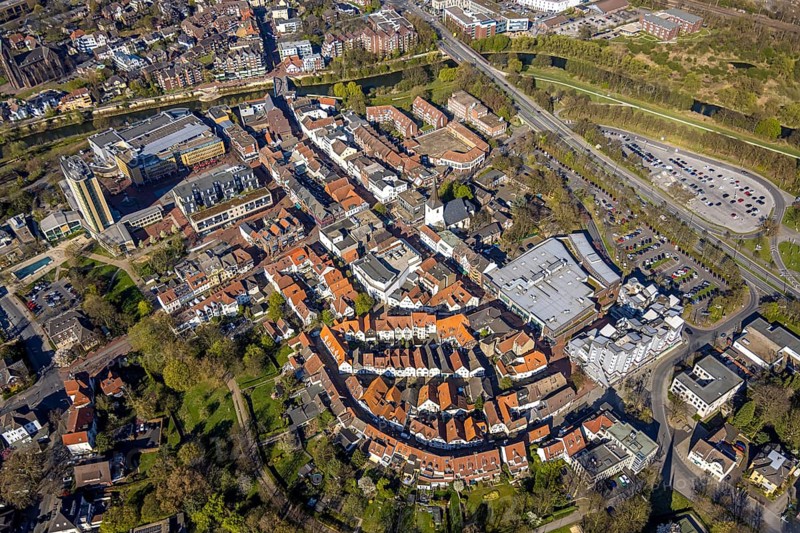 Aerial view, town view pedestrian zone Lange Straße, shopping centre at Christinentor with office high-rise buildings Am Christinentor, old town old quarter historic houses with red roofs Silberstraße, left town hall town of Lünen at the river Lippe, Lünen, Ruhr area, North Rhine-Westphalia, Germany, DE, Europe, aerial view, aerial photography, aerial photography, Münsterland, overview, bird's-eye view, birds-eyes view, overview