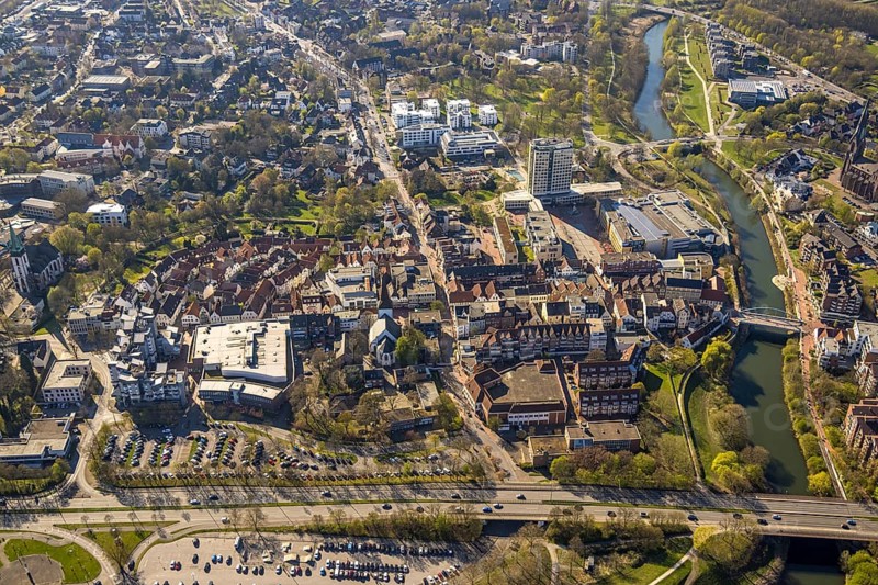 Aerial view, local view pedestrian zone Lange Straße, shopping centre at Christinentor with office high-rise buildings Am Christinentor, old town old quarter historic houses with red roofs Silberstraße, right town hall city of Lünen at the river Lippe, Lünen, Ruhr area, North Rhine-Westphalia, Germany, DE, Europe, aerial view, aerial photography, aerial photography, Münsterland, overview, bird's-eye view, birds-eyes view, overview