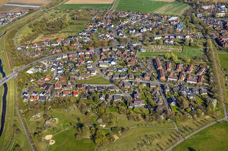 Aerial view, residential area, local view Horstmar at the river Seseke, catholic cemetery Lünen, Ruhr area, North Rhine-Westphalia, Germany, burial place, DE, Europe, cemetery, memorial, place of worship, land tax, graves, burial ground, real estate, aerial photograph, aerial photography, aerial photography, Lünen, Münsterland, resting place, overview, bird's eye view, residential area, living and living, residential area, residential quality, residential neighbourhood, housing estate, residential area, birds-eyes view, overview