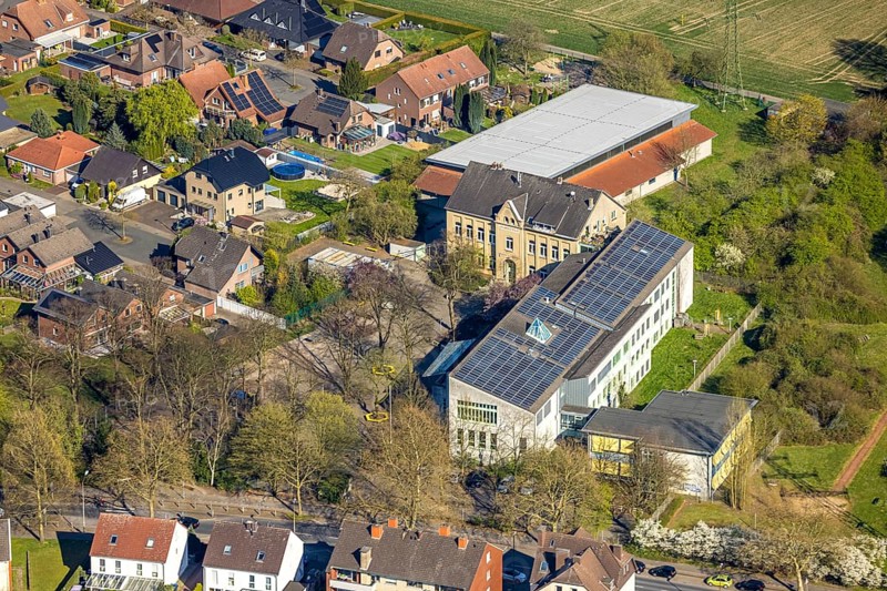 Aerial view, Ludwig-Uhland-Realschule, building with solar roof, Horstmar, Lünen, Ruhr area, North Rhine-Westphalia, Germany, education, educational institution, DE, Europe, photovoltaic, educational institute, aerial view, aerial photography, aerial photography, Münsterland, photovoltaic system, school, solar, solar system, solar roof, solar panel, solar power system, overview, bird's eye view, birds-eyes view, overview
