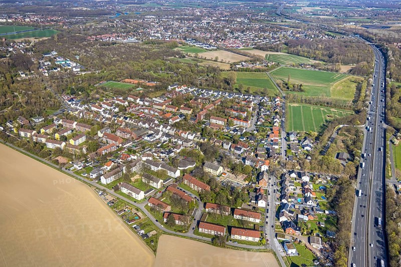 Aerial view, motorway A2 and residential area, local view, district Gahmen, Altenderne, Lünen, Ruhr area, North Rhine-Westphalia, Germany, DE, Europe, property tax, real estate, aerial view, aerial photography, aerial photography, Münsterland, overview, bird's-eye view, residential complex, living and living, residential area, quality of living, residential quarter, housing estate, residential area, birds-eyes view, overview