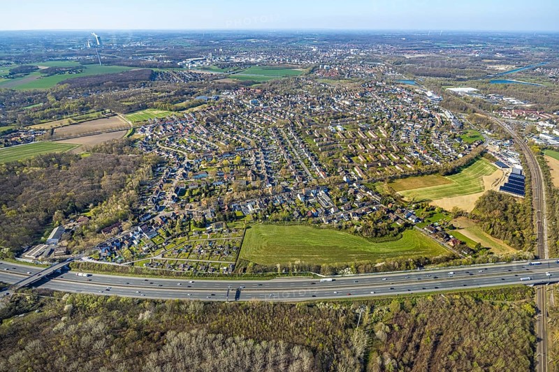 Aerial view, motorway A2 and residential area, local view Lünen-Süd, Altenderne, Lünen, Ruhr area, North Rhine-Westphalia, Germany, DE, Europe, property tax, real estate, aerial view, aerial photography, aerial photography, Münsterland, road traffic, overview, bird's eye view, residential area, living and living, residential area, residential quality, residential quarter, housing estate, residential area, birds-eyes view, overview