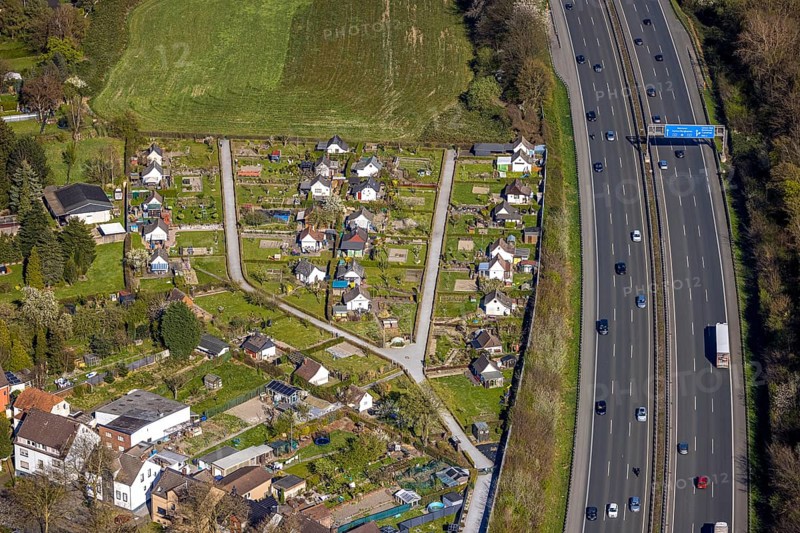 Aerial view, motorway A2 and KGV allotment garden association Lünen-Süd e.V., Altenderne, Lünen, Ruhr area, North Rhine-Westphalia, Germany, DE, Europe, community garden, KGV, allotment garden, allotment garden site, allotment garden association, allotment gardener association, allotment garden colony, aerial view, aerial photography, aerial photography, Münsterland, allotment garden, road traffic, overview, bird's-eye view, overview
