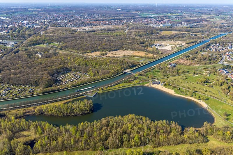 Aerial view, Horstmarer See and Datteln-Hamm Canal inland navigation, Schwansbell Castle in the forest, KGV Mühlenwinkel e.V. allotment garden association, Horstmar, Lünen, Ruhr area, North Rhine-Westphalia, Germany, DE, Europe, aerial view, aerial photography, aerial photography, Münsterland, overview, bird's-eye view, overview