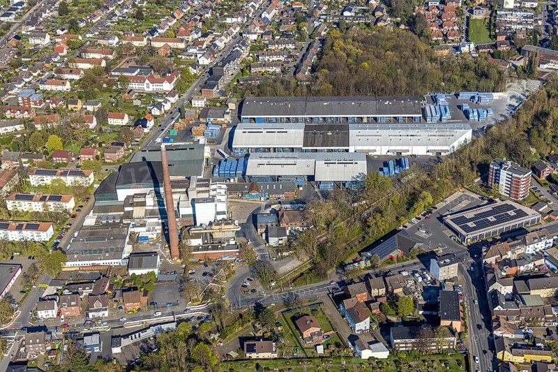 Aerial view, commercial area with Ardagh Glass GmbH with chimney, residential area, Nordlünen, Lünen, Ruhr area, North Rhine-Westphalia, Germany, DE, Europe, property tax, real estate, aerial view, aerial photography, aerial photography, Münsterland, overview, bird's-eye view, residential area, housing and living, quality of living, residential neighbourhood, housing estate, residential area, birds-eyes view, overview