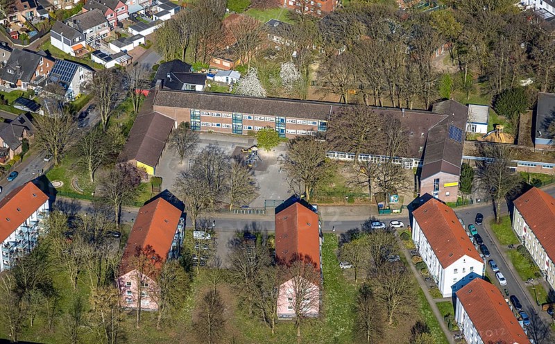 Aerial view, primary school at Heikenberg, multi-family residential buildings Albert-Schweitzer-Straße, Alstedde, Lünen, Ruhr area, North Rhine-Westphalia, Germany, education, educational institution, DE, Europe, property tax, real estate, educational institute, aerial photography, aerial photography, Münsterland, school, overview, bird's-eye view, residential complex, housing and living, residential area, residential quality, residential neighbourhood, housing estate, residential district, bird's-eye view, overview