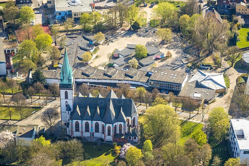 Aerial view, catholic Herz-Jesu-Kirche and Geschwister-Scholl-Gesamtschule, Lünen, Ruhr area, North Rhine-Westphalia, Germany, education, educational institution, DE, Europe, educational institute, aerial view, aerial photography, aerial photography, Münsterland, school, overview, bird's eye view, birds-eyes view, overview