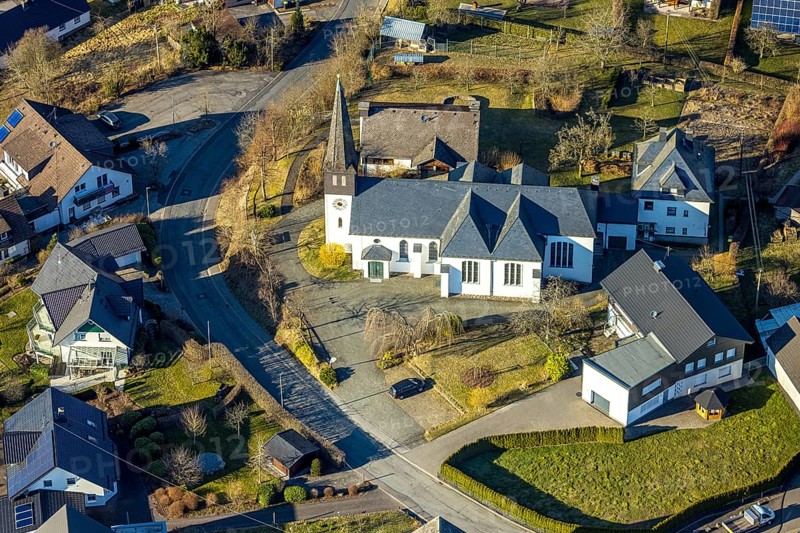 Aerial view, parish church of St. Peter and Paul, Halberbracht, Lennestadt, Sauerland, North Rhine-Westphalia, Germany, place of worship, DE, Europe, religious community, place of worship, holy place, church, parish, denomination, aerial photograph, aerial photography, aerial photography, religion, religious site, overview, bird's-eye view, overview