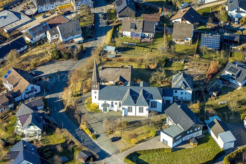 Aerial view, parish church of St. Peter and Paul, Halberbracht, Lennestadt, Sauerland, North Rhine-Westphalia, Germany, place of worship, DE, Europe, religious community, place of worship, holy place, church, parish, denomination, aerial photograph, aerial photography, aerial photography, religion, religious site, overview, bird's-eye view, overview