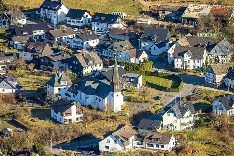 Aerial view, parish church of St. Peter and Paul, Halberbracht, Lennestadt, Sauerland, North Rhine-Westphalia, Germany, place of worship, DE, Europe, religious community, place of worship, holy place, church, parish, denomination, aerial photograph, aerial photography, aerial photography, religion, religious site, overview, bird's-eye view, overview