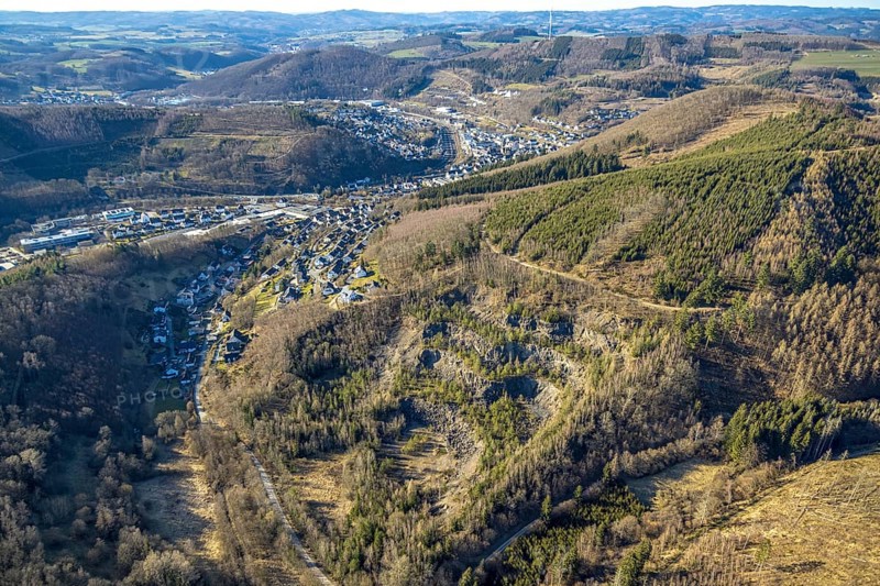 Aerial view, Faulebutter Siepen quarry, residential area hilly landscape and forest area with forest damage, Meggen, Lennestadt, Sauerland, North Rhine-Westphalia, Germany, DE, Europe, property tax, real estate, aerial view, aerial photography, aerial photography, overview, bird's-eye view, residential complex, living and living, residential area, residential quality, residential neighbourhood, housing estate, residential district, birds-eyes view, overview