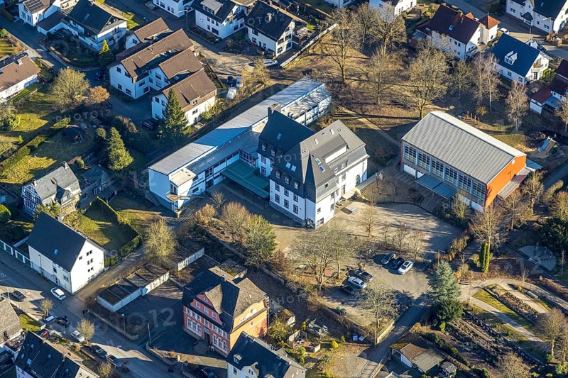 Aerial view, St.-Agatha-Schule und Turnhalle der Grundschule Altenhundem, Altenhundem, Lennestadt, Sauerland, North Rhine-Westphalia, Germany, DE, Europe, aerial view, aerial photography, aerial photography, overview, bird's-eye view, overview