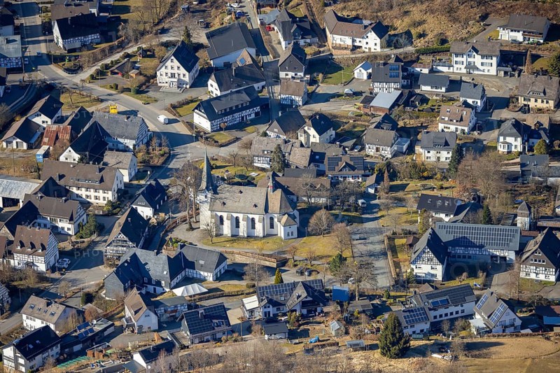 Aerial view, Church of St Katharina Kirchhundem-Heinsberg in the town centre, Heinsberg, Kirchhundem, Sauerland, North Rhine-Westphalia, Germany, place of worship, DE, Europe, religious community, place of worship, holy site, church, parish, denomination, Lennestadt, aerial view, aerial photography, aerial photography, religion, religious site, overview, bird's-eye view, overview
