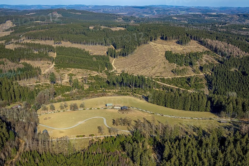 Aerial photo, wildlife park animal enclosure with feeding huts, forest area with forest damage, Rinsecke, Kirchhundem, Sauerland, North Rhine-Westphalia, Germany, DE, Europe, leisure activity, leisure facility, leisure area, leisure activities, leisure park, leisure enjoyment, leisure centre, aerial photo, aerial photography, aerial photography, park, overview, bird's-eye view, bird's-eye view, overview