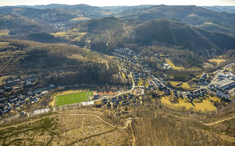 Aerial view, football stadium sports field FC Kirchhundem and tennis courts TC Rot-Weiß Kirchhundem e.V., Berg Köpfchen and local view residential area Waldsiedlung, Kirchhundem, Sauerland, North Rhine-Westphalia, Germany, DE, Europe, football pitch, football stadium, property tax, real estate, aerial view, aerial photography, aerial photography, sports, sports facilities, sports field, sports facility, stadium, tennis, tennis facility, tennis courts, tennis club, overview, bird's-eye view, residential complex, living and life, residential area, residential quality, residential neighbourhood, housing estate, residential area, birds-eyes view, overview