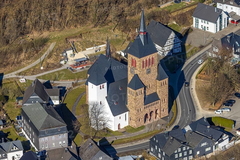 Aerial view, Church of St. Peter and Paul, Kirchhundem, Sauerland, North Rhine-Westphalia, Germany, place of worship, DE, Europe, place of worship, holy site, church, parish, aerial view, aerial photography, aerial photography, religion, overview, bird's-eye view, overview