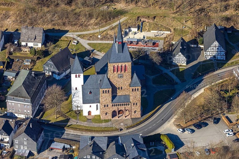 Aerial view, Church of St. Peter and Paul, Kirchhundem, Sauerland, North Rhine-Westphalia, Germany, place of worship, DE, Europe, place of worship, holy site, church, parish, aerial view, aerial photography, aerial photography, religion, overview, bird's-eye view, overview