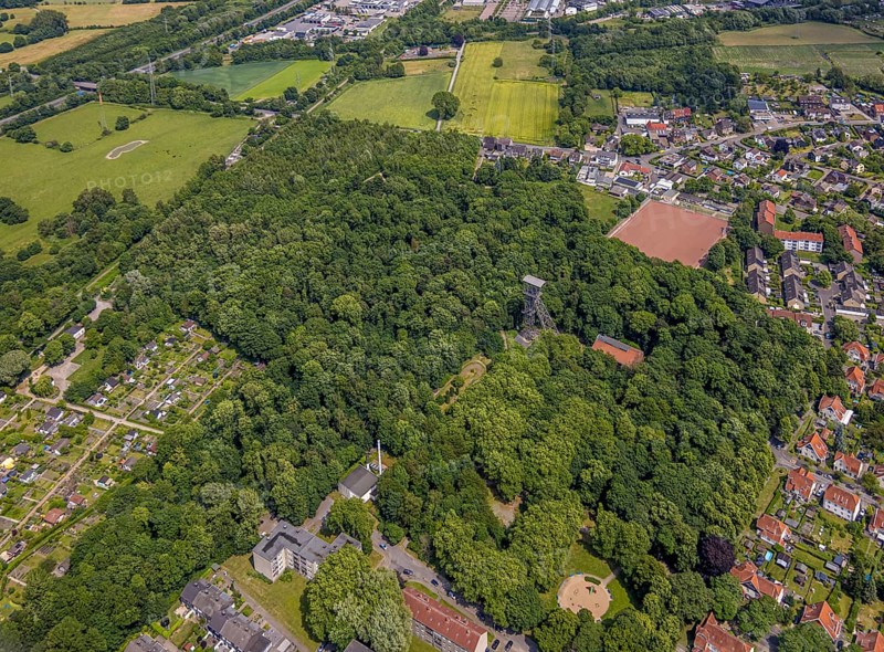 Aerial view, KunstWald Teutoburgia with winding tower of the former colliery Teutoburgia Schacht 1, cinder pitch Sportplatz RSV 1927 Herne-Holthausen e. V., Börnig, Herne, Ruhr Area, North Rhine-Westphalia, Deutschland, DE, Europa, Fußballplatz, Fußballstadion, Fußballverein, Luftaufnahme, Luftbildfotografie, Luftfotografie, Sport, Sportanlagen, Sportplatz, Sportstätte, Stadion, Übersicht, Vogelperspektive, birds-eyes view, overview, HernerechtsderA43