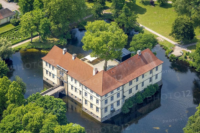 Aerial view, Strünkede Castle moated castle with moat and castle park, Baukau, Herne, Ruhr area, North Rhine-Westphalia, Germany, castle, DE, Europe, moat, manor house, aerial view, aerial photography, aerial photography, castle, overview, bird's eye view, moated castle, moat, moated castle, birds-eyes view, overview, HernerechtsderA43