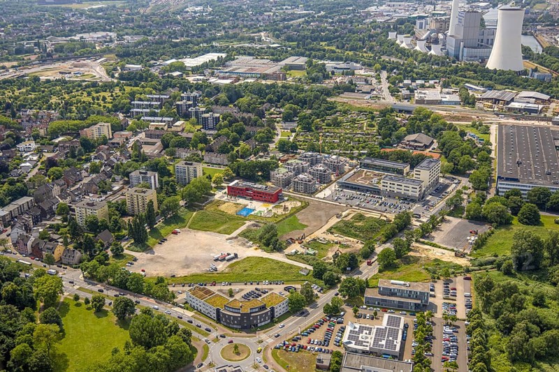 Aerial view, Kaiserquartier Herne, construction site with new residential buildings, community primary school Schule am Schloss with red facade and roof with solar panels, Baukau, Herne, Ruhr area, North Rhine-Westphalia, Germany, construction work, construction area, building site, building plots, construction project, construction site, DE, Europe, aerial view, aerial photography, aerial photography, new building, overview, bird's-eye view, overview, HernerechtsderA43