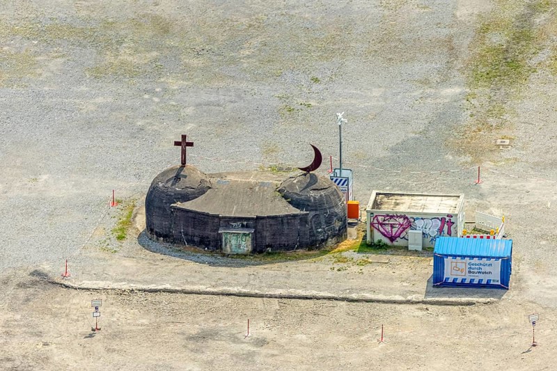 Aerial view, open space AltCrange, shaft 5 on the Cranger Kirmesplatz and concrete bunker with cross and crescent by the artist Helmut Bettenhausen, Unser Fritz, Herne, Ruhr area, North Rhine-Westphalia, Germany, DE, Europe, aerial view, aerial photography, aerial photography, overview, bird's-eye view, overview, linksderA43, HernelinksderA43