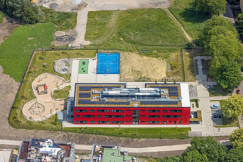 Aerial view, community primary school Schule am Schloss with red facade, roof with solar panels, Lackmanns Hof, Baukau, Herne, Ruhr area, North Rhine-Westphalia, Germany, DE, Europe, aerial view, aerial photography, aerial photography, overview, bird's-eye view, overview, HernerechtsderA43