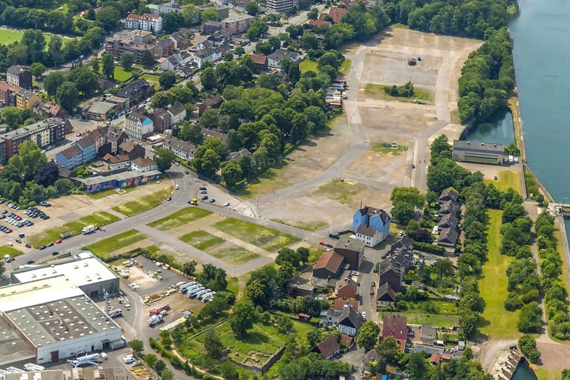 Aerial view, open space AltCrange, shaft 5 on the Cranger Kirmesplatz and concrete bunker with cross and crescent by the artist Helmut Bettenhausen, Unser Fritz, Herne, Ruhr area, North Rhine-Westphalia, Germany, DE, Europe, aerial view, aerial photography, aerial photography, overview, bird's-eye view, overview, linksderA43, HernelinksderA43