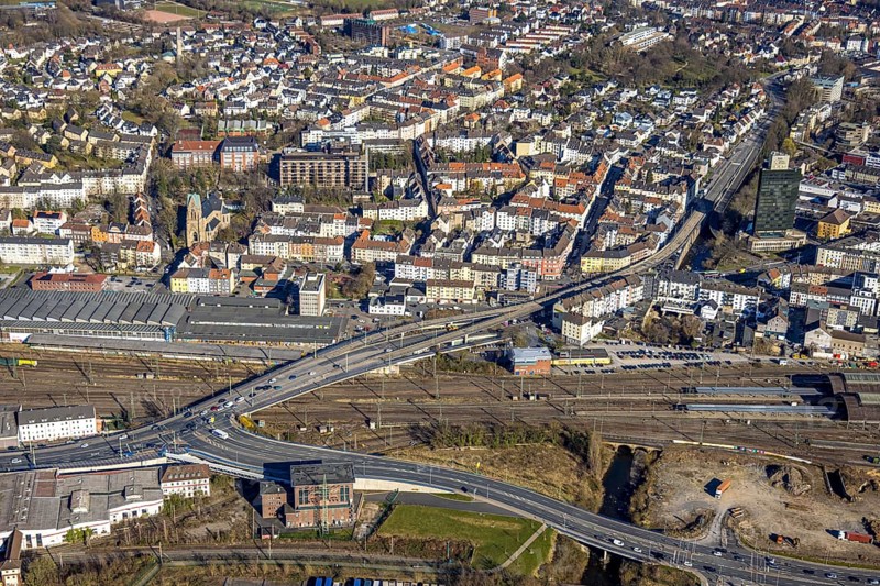 Aerial view, city centre and elevated road federal road B54 Eckeseyer Straße over railway tracks, high-rise employment office, on the left St.-Josefs-Hospital hospital and secondary school Altenhagen, Altenhagen, Hagen, Ruhr area, North Rhine-Westphalia, Germany