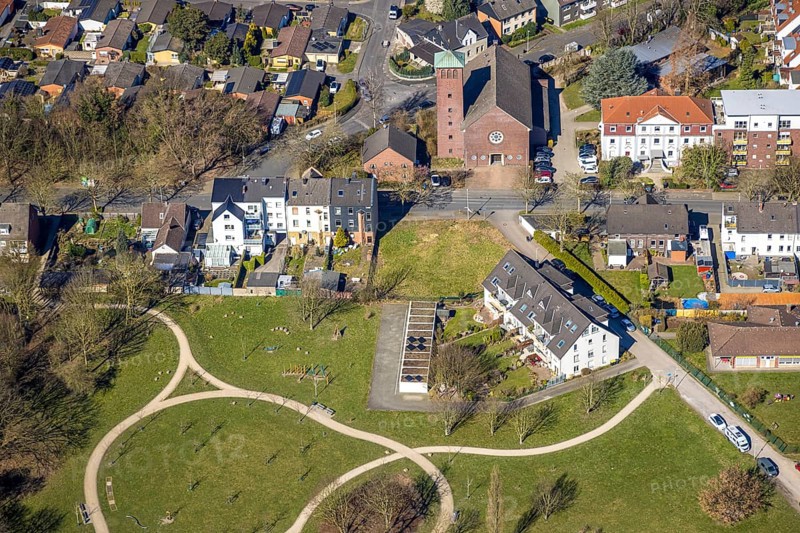 Aerial view, Quartierpark Klosterstraße, ktah. Church of the Holy Family and Holsterhausen, Herne, Ruhr area, North Rhine-Westphalia, Germany, DE, Europe, aerial view, aerial photography, aerial photography, local recreation area, park, overview, bird's eye view, birds-eyes view, green lung, overview