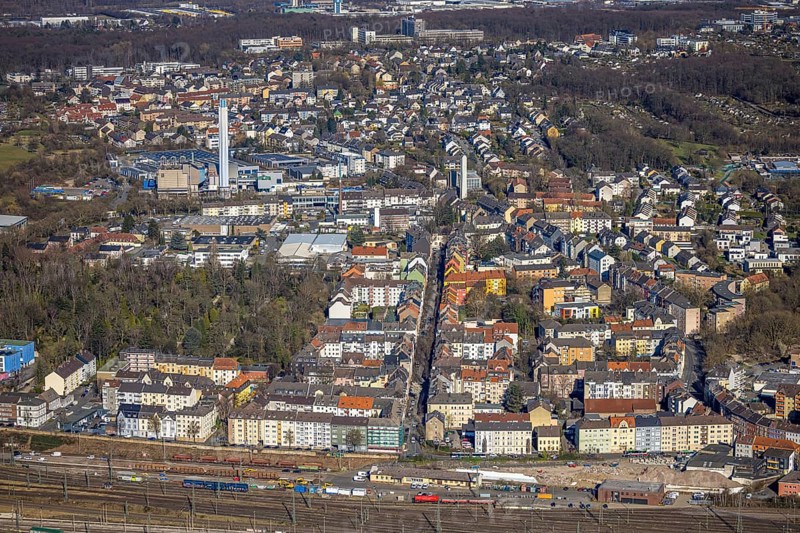 Aerial view, city centre with Alleestraße and railway tracks at the main station, on the left the waste incineration plant Hagen with tower, Altenhagen, Hagen, Ruhr area, North Rhine-Westphalia, Germany
