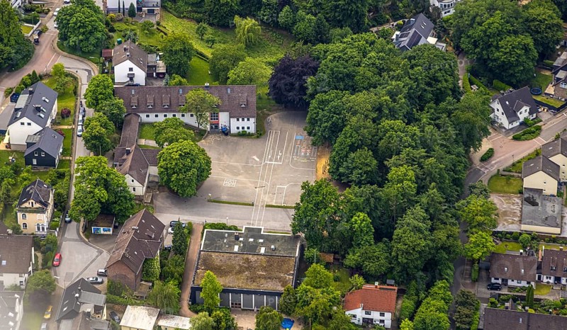 Aerial view, Bredenscheid primary school with schoolyard, Hattingen, Ruhr area, North Rhine-Westphalia, Germany, education, DE, Europe, primary school, teaching institute, aerial view, aerial photography, aerial photography, school, overview, bird's-eye view, overview