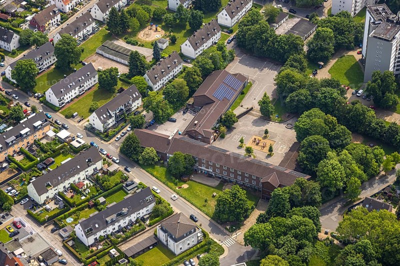 Aerial view, Erik-Nölting-Grundschule with schoolyard and roof with solar panels, Hattingen, Ruhr area, North Rhine-Westphalia, Germany, DE, Europe, aerial view, aerial photography, aerial photography, overview, bird's eye view, birds-eyes view, overview