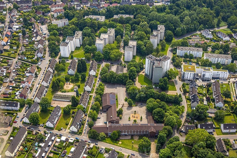 Aerial view, Erik-Nölting-Grundschule with schoolyard and roof with solar panels, triple high-rise buildings An der Hunsebeck, Hattingen, Ruhr area, North Rhine-Westphalia, Germany, DE, Europe, aerial view, aerial photography, aerial photography, overview, bird's-eye view, birds-eyes view, overview