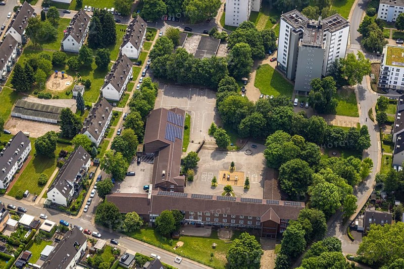 Aerial view, Erik-Nölting-Grundschule with schoolyard and roof with solar panels, 3-fold high-rise building, Hattingen, Ruhr area, North Rhine-Westphalia, Germany, DE, Europe, aerial view, aerial photography, aerial photography, overview, bird's-eye view, birds-eyes view, overview