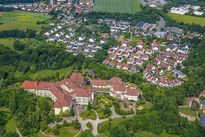 Aerial view, Vamed Klink und Klinikpark, terraced house housing estate Am Kistner, Hattingen, Ruhr area, North Rhine-Westphalia, Germany, DE, Europe, property tax, real estate, aerial view, aerial photography, aerial photography, overview, bird's-eye view, housing estate, housing and living, residential area, housing quality, residential neighbourhood, housing estate, residential area, birds-eyes view, overview