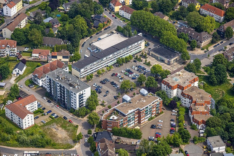 Aerial view, freshly renovated market place Welper, shopping centre and car park Thingstraße, residential building with balconies, on the right Emmy-Kruppke senior centre, Hattingen, Ruhr area, North Rhine-Westphalia, Germany, DE, shopping centre, shopping place, shopping centre, Europe, aerial view, aerial photography, aerial photography, market place, local supply centre, overview, bird's-eye view, overview