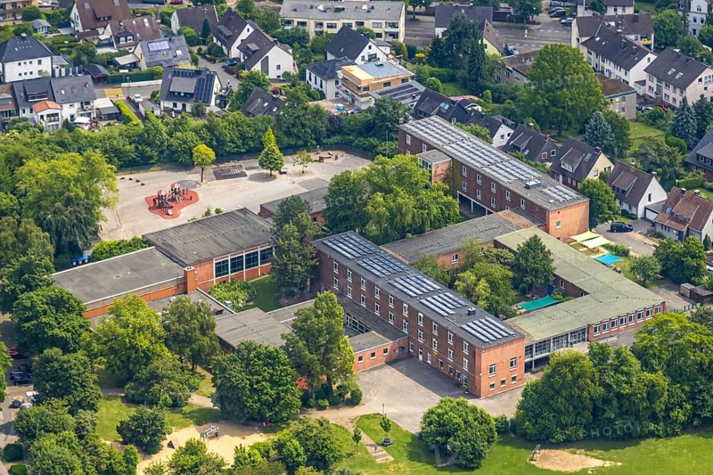 Aerial photo, Community primary school GGS Oberwinzerfeld, roof with solar panels, AWO day care centre Winz-Baak, Hattingen, Ruhr area, North Rhine-Westphalia, Germany, education, educational institution, DE, Europe, photovoltaic, primary school, kindergarten, day care centre, day nursery, day care centre, educational institute, aerial photography, aerial photography, aerial photography, photovoltaic system, school, solar, solar system, solar roof, solar energy, solar panels, solar power system, overview, bird's-eye view, overview