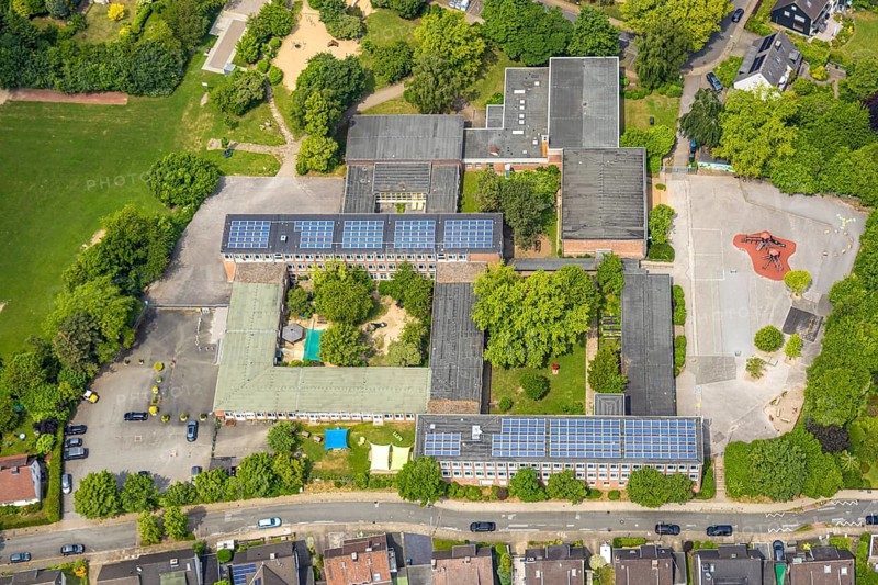 Aerial photo, Community primary school GGS Oberwinzerfeld with roof with solar panels, AWO day care centre Winz-Baak, Hattingen, Ruhr area, North Rhine-Westphalia, Germany, education, educational institution, DE, Europe, photovoltaic, primary school, kindergarten, day care centre, day nursery, day care centre, educational institute, aerial photography, aerial photography, aerial photography, photovoltaic system, school, solar, solar system, solar roof, solar energy, solar panels, solar power system, overview, bird's-eye view, overview