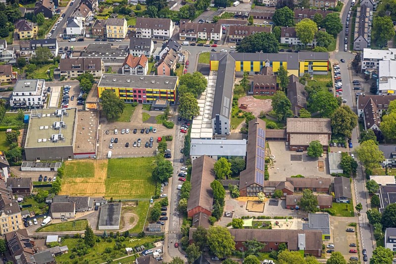 Aerial view, Berufskolleg Hattingen and Gemeinschaftsgrundschule GGS Bruchfeld roof with solar panels, AWO Kita Bruchfeld kindergarten, sports hall Goethestraße, Hattingen, Ruhr area, North Rhine-Westphalia, Germany, vocational school, education, educational institution, DE, Europe, primary school, teaching institute, aerial view, aerial photography, aerial photography, school, overview, bird's eye view, birds-eyes view, overview