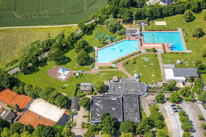 Aerial view, outdoor and indoor swimming pool HeljensBAD with sunbathing lawn, tennis facility of TC Blau-Weiß 02 Heiligenhaus e.V., Heiligenhaus, Ruhr area, North Rhine-Westphalia, Germany, bathing establishment, bathing resort, DE, Europe, outdoor pool, leisure activities, indoor pool, aerial view, aerial photography, aerial photography, swimming pool, swimming pool, sports, swimming pool, tennis, tennis facility, tennis courts, overview, bird's-eye view, overview